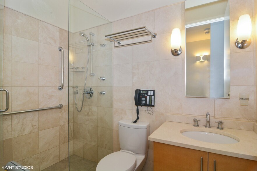 Building Photo - 2734 N Lincoln Ave