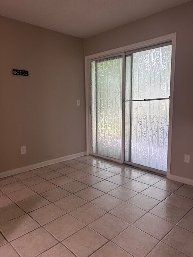 Building Photo - Newly Renovated Two Bedroom Condo Available! Move In Ready!