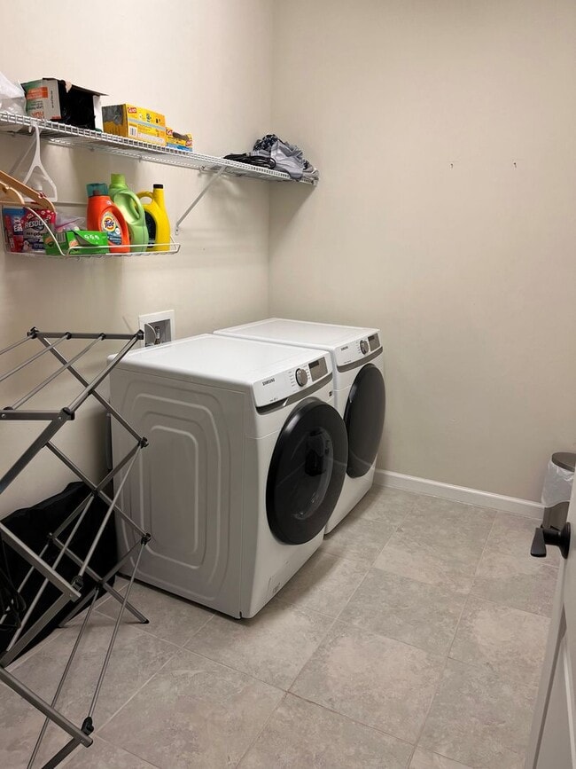 Building Photo - Fully Furnished Seasonal Rental Home & DOG FRIENDLY!