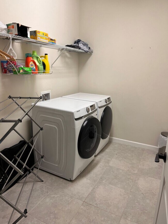 Building Photo - Fully Furnished Seasonal Rental Home & DOG FRIENDLY! AVAIL NOW