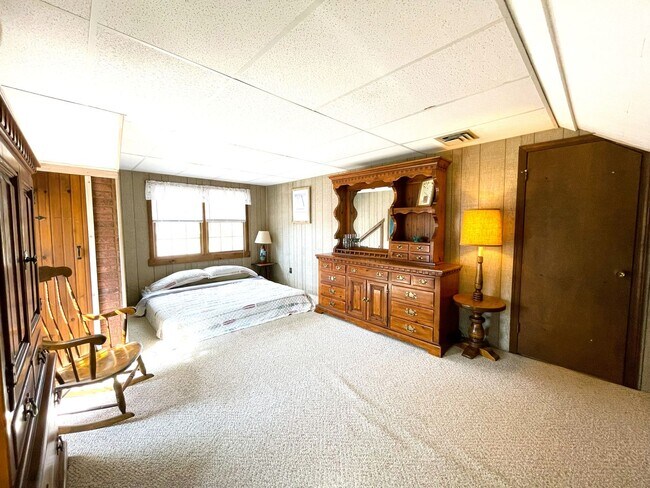 Building Photo - 5 Bed 2 Bath Annual Rental