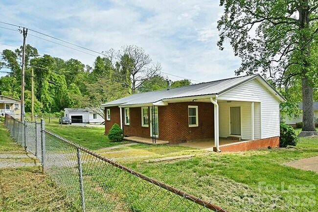 Building Photo - 266 Long St