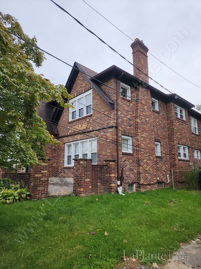 Building Photo - 2647 Greenway St