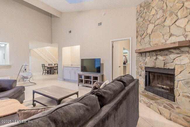 Building Photo - 11060 Wandering Oaks Dr