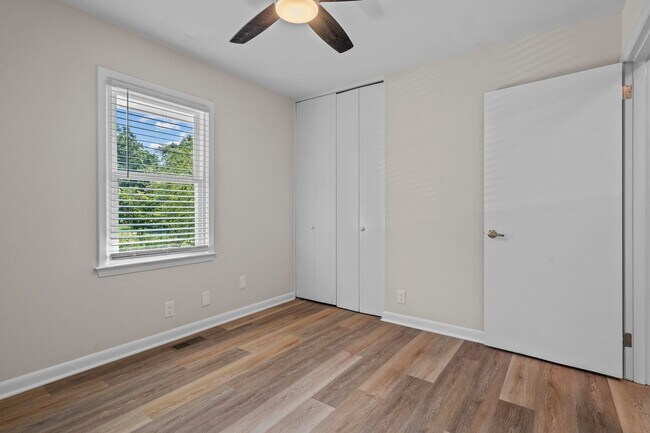 Building Photo - Gorgeous 3 Bedroom, 2 Bath Split-level home in Brentwood - High-end Renovation, Pet Friendly!