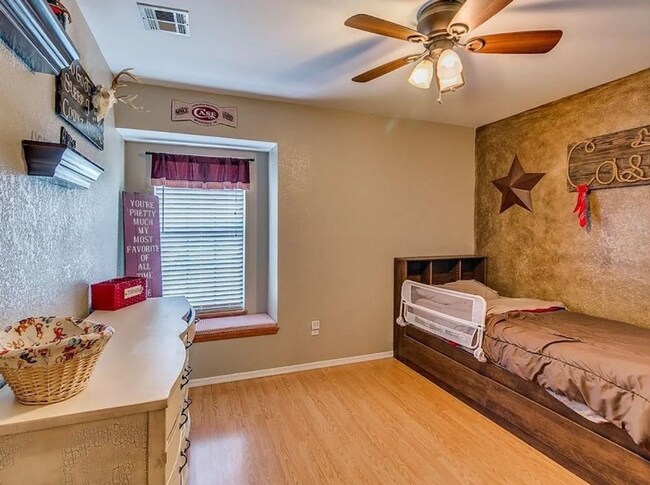 Building Photo - Charming 3-Bedroom Home — Spacious Corner Lot in Del City!