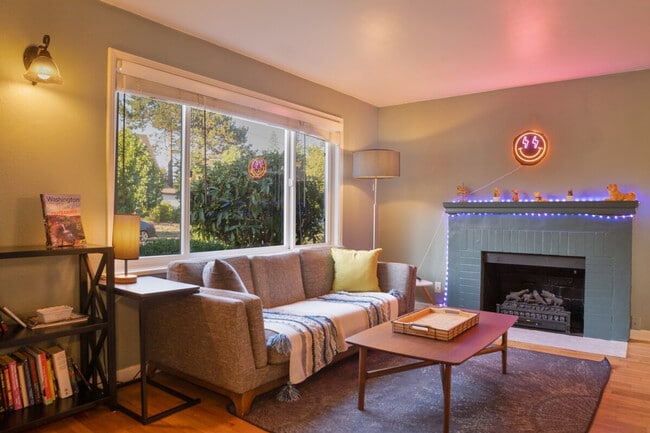 Building Photo - 11315 Roosevelt Way NE