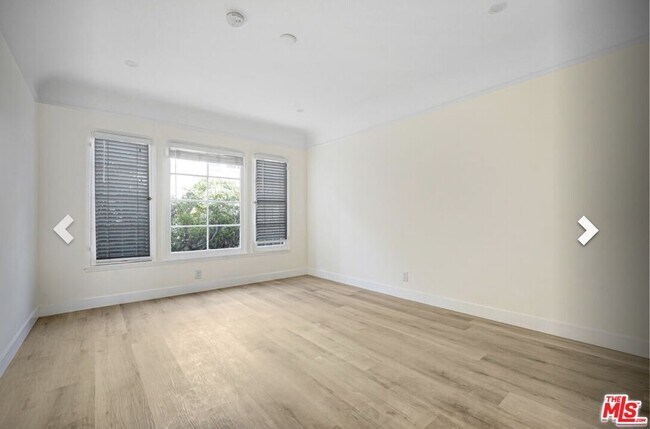 Building Photo - 168 S Elm Dr