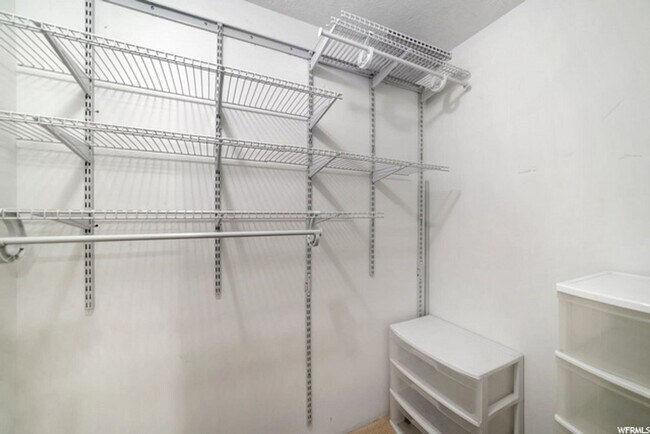 Building Photo - 2 Bedroom Basement Unit in Eagle Mountain!