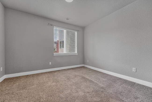 Building Photo - $1,975 - 2 Bed, 2 Bath Condo in Aurora wit...