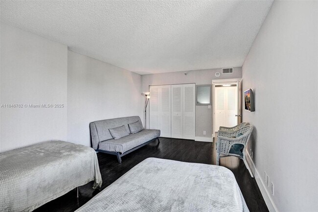 Building Photo - 20355 NE 34th Ct