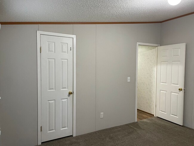 Building Photo - Updated Three Bedroom Two Bath Double Wide in Iron Station
