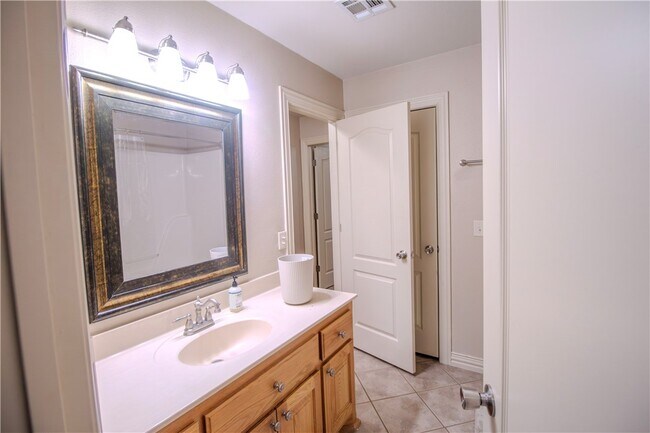 Building Photo - 202 Dawn Dr