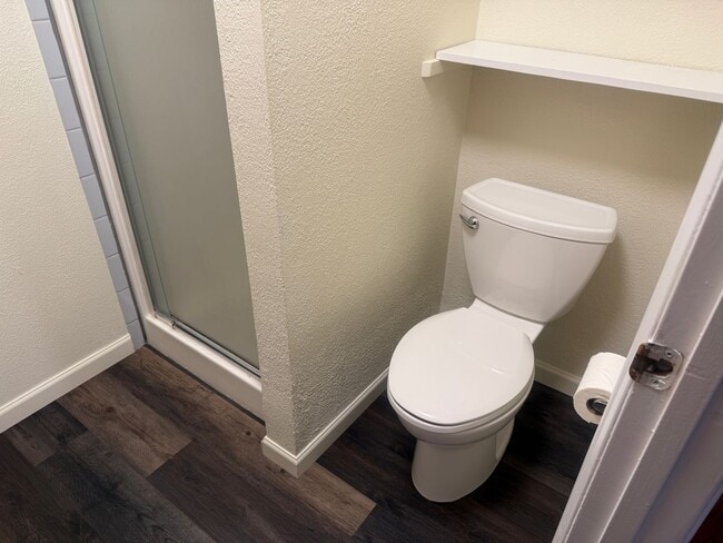 Building Photo - Studio apartment with a large garage in Eugene!