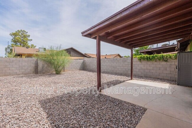 Building Photo - 3316 E Crescent Ave