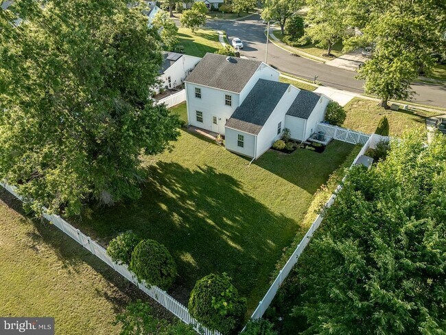 Building Photo - 10 Honey Locust Ln