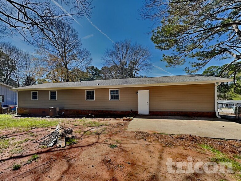 Building Photo - 2906 Deshong Dr SW