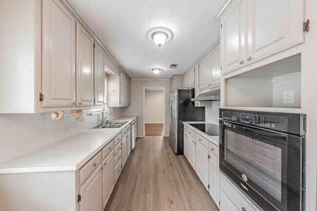 Building Photo - 1300 Potomac Dr