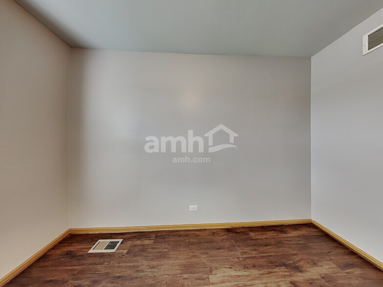 Building Photo - 2046 Middlebury Dr