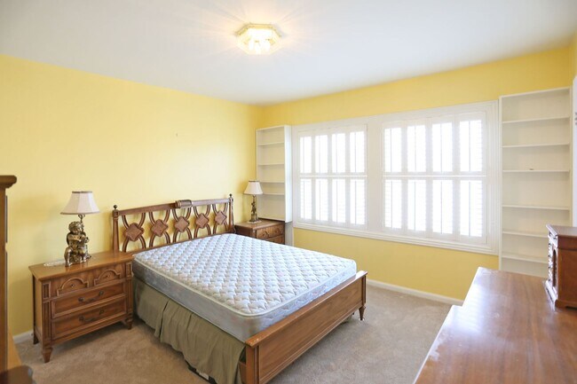 Building Photo - Two-story, 3BR/2.5BA Single family home in...