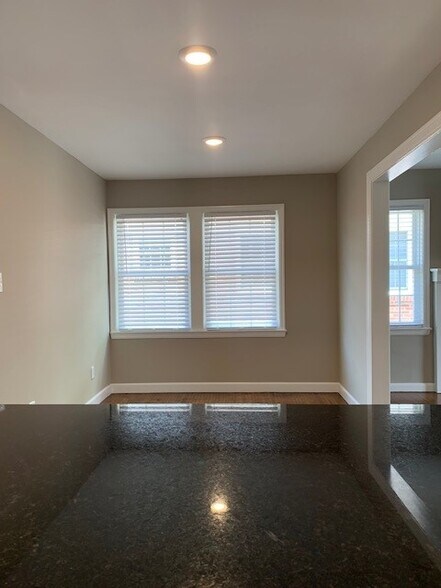 Building Photo - 827 W 44th St