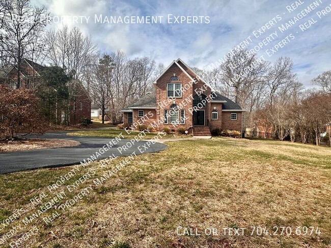 Building Photo - Charming 4BR/2.5BA home in Charlotte!