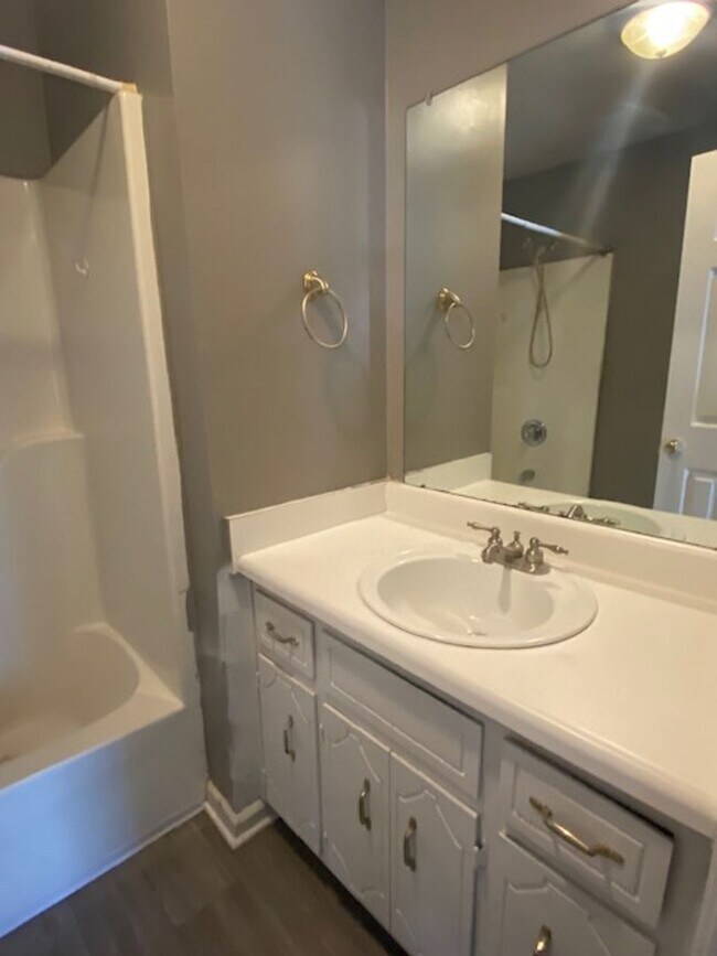 Building Photo - Like New & Move in Ready