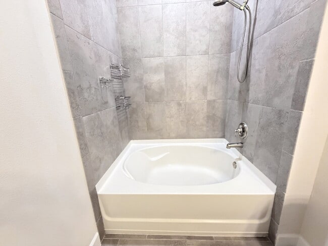 Building Photo - Elegant  2 bed, 2 bath Villa in BridgeWate...