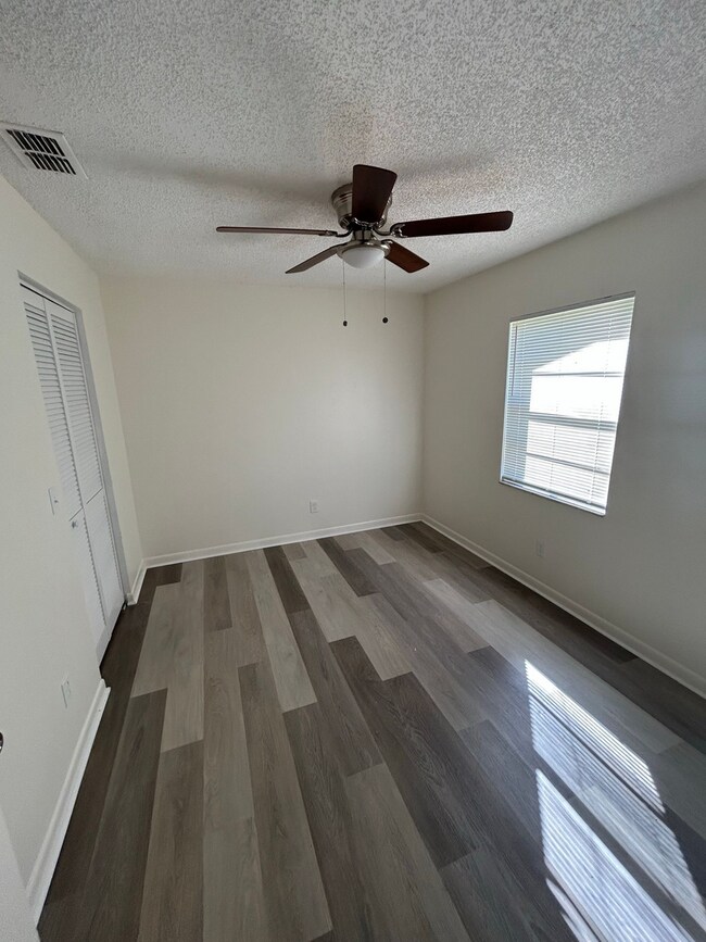 Building Photo - North Lakeland Apartment!