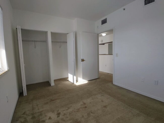 Building Photo - Modern 1BR/1BA Condo with Stainless Steel Appliances – Downtown Miami