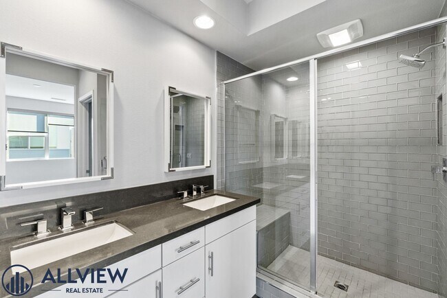 Building Photo - Beautiful three story live/work townhome i...