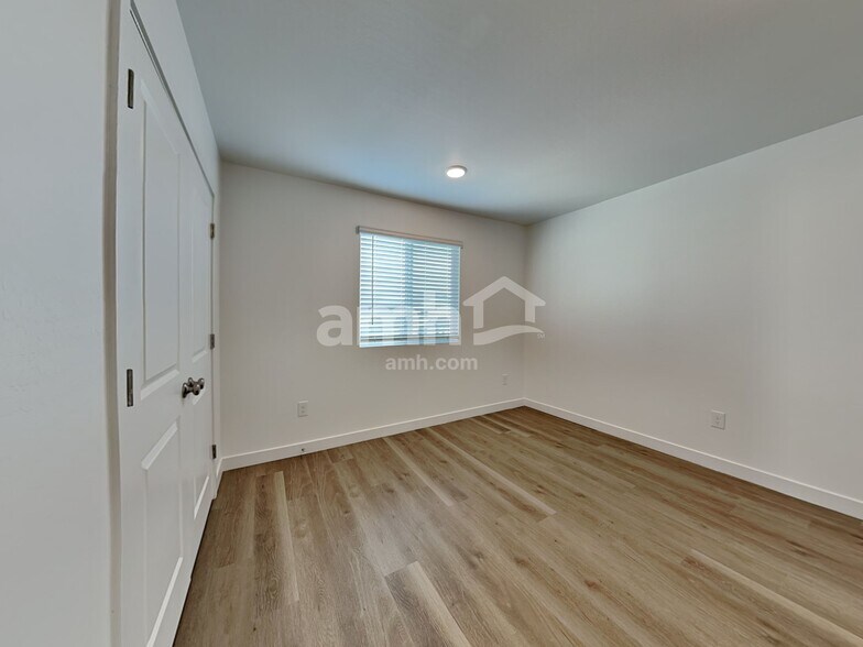 Building Photo - 9740 W Parkway Dr