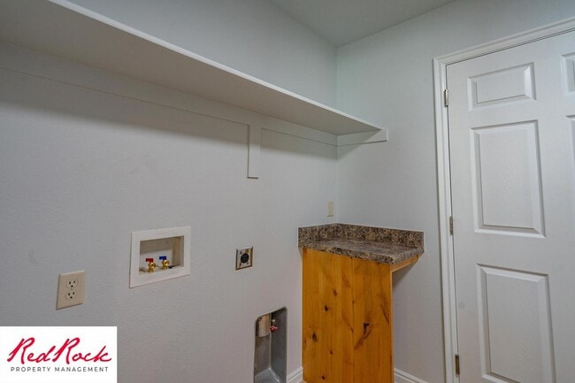 Building Photo - 4 Bedroom in Amber Estates - Newer LVP Flooring throughout home!