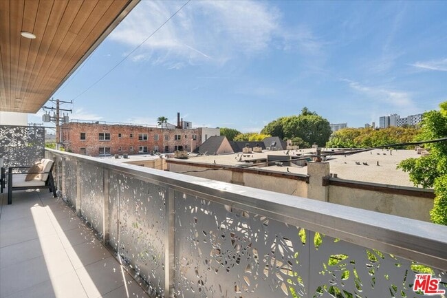 Building Photo - 1257 N Sweetzer Ave