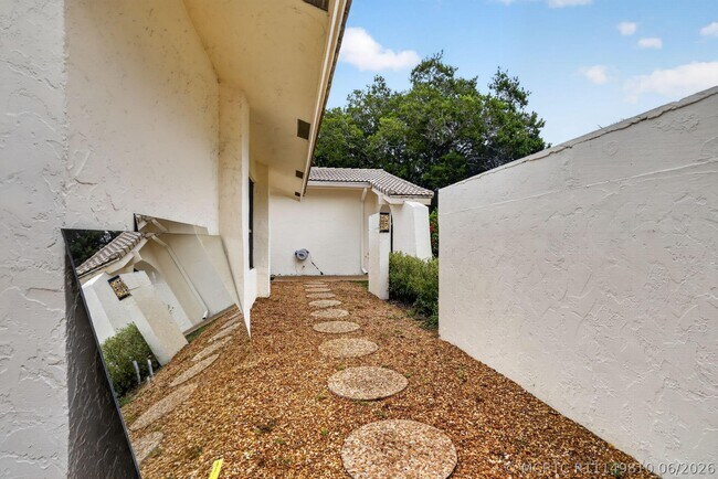 Building Photo - 804 Foxpointe Cir