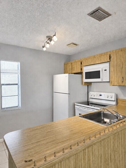 Building Photo - 10355 NW 35th St