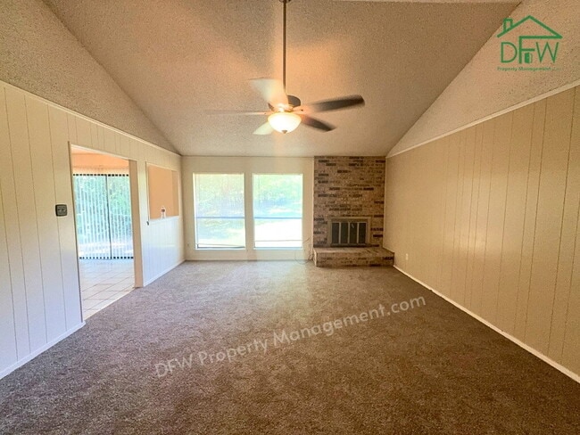 Building Photo - Spacious 3-Bed / 2-Bath Home with Large Fenced Backyard in Quiet Benbrook Neighborhood
