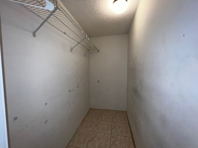 Building Photo - MOVE IN NOW!! 2ND FLOOR CORNER 2x2 UNIT WITH SCREENED IN PORCH!