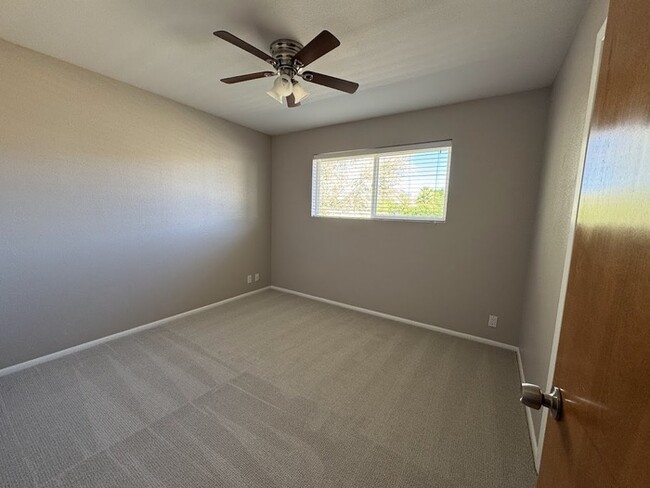 Building Photo - Mid Century and Mountain Views