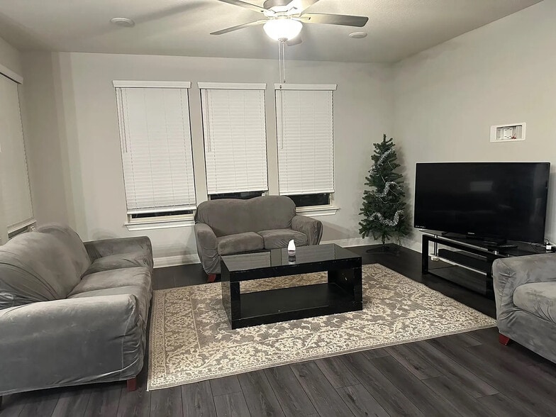 Building Photo - Room in House on Purple Heart Dr
