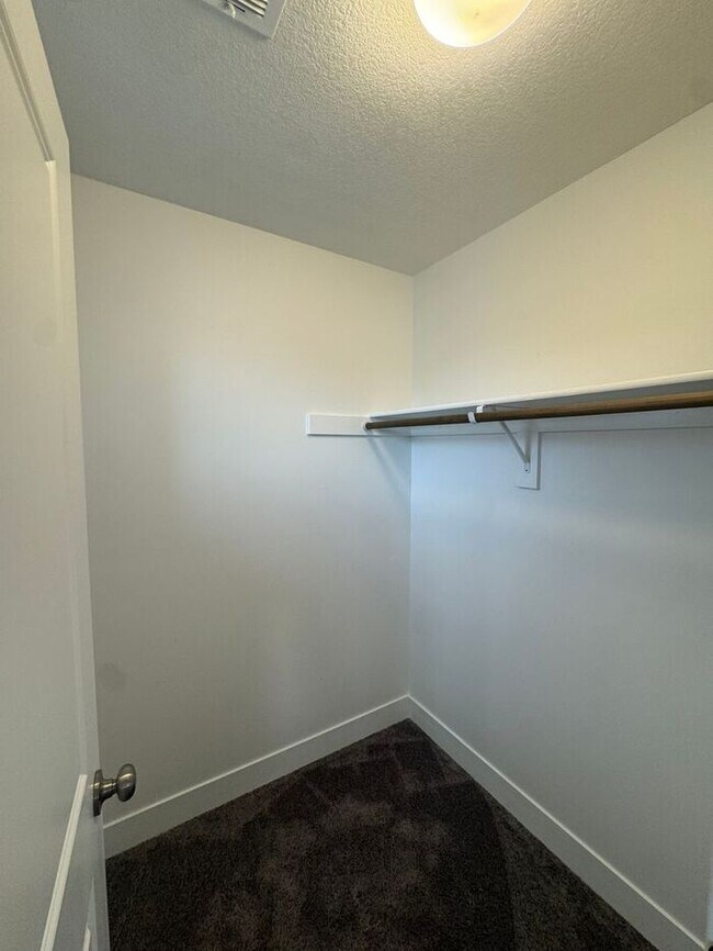 Building Photo - Luxury 5BR 4 BA Home w/ Pool and Clubhouse Access in GREAT location!