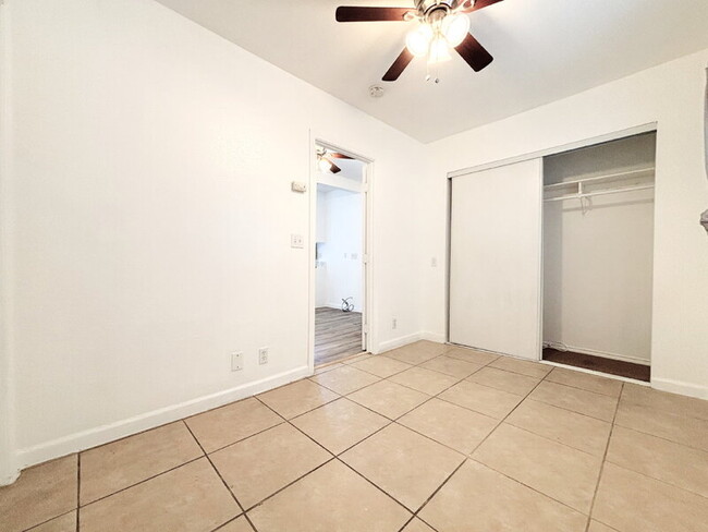 Building Photo - 950 Clela Ave