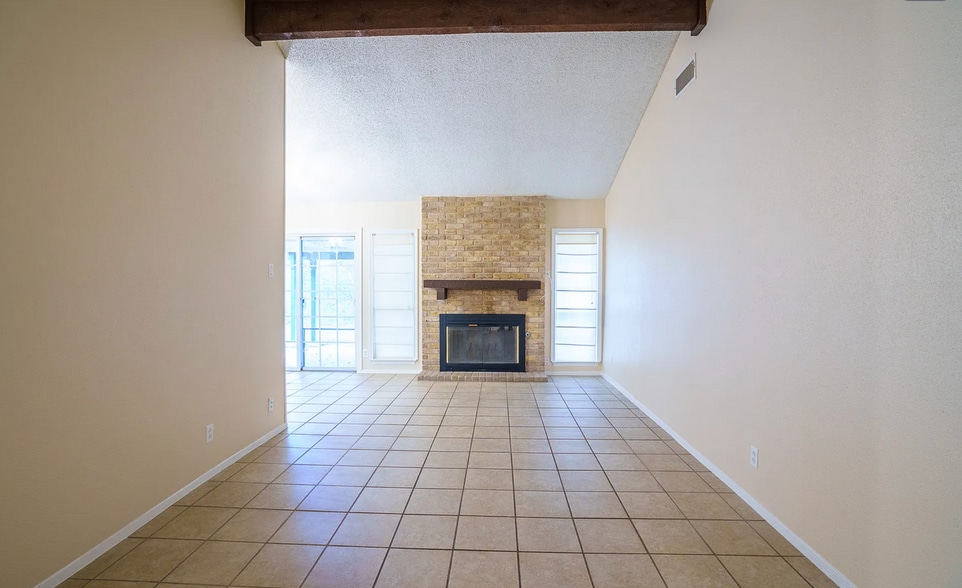 Building Photo - 8806 Thatch Dr