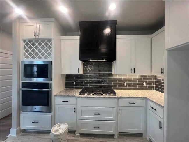 Building Photo - 7301 SW Basswood Ave