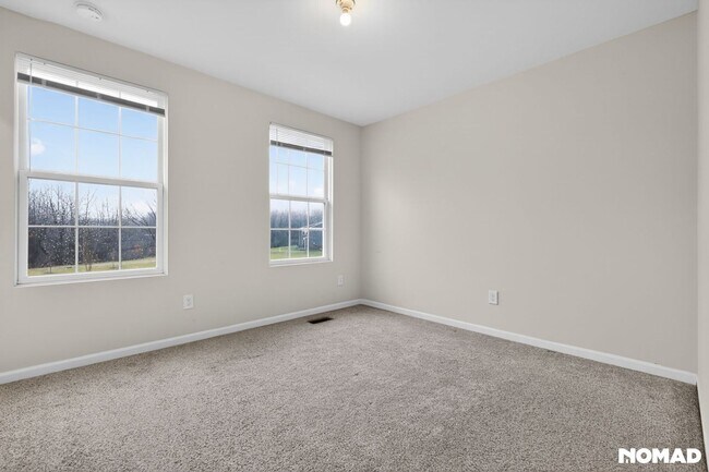 Building Photo - 2851 Fairgrove Cres