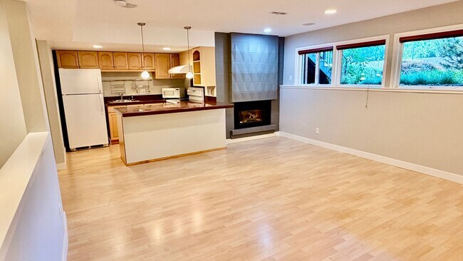 Building Photo - Spacious 4BR Bellevue Home with A/C, Office & Private Yard Near Microsoft