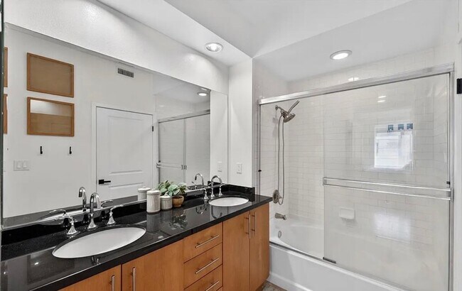 Building Photo - **150 The Promenade N #415 Long Beach** Upstairs Spacious 2 bedroom 2 bath !!2 weeks free OAC!!