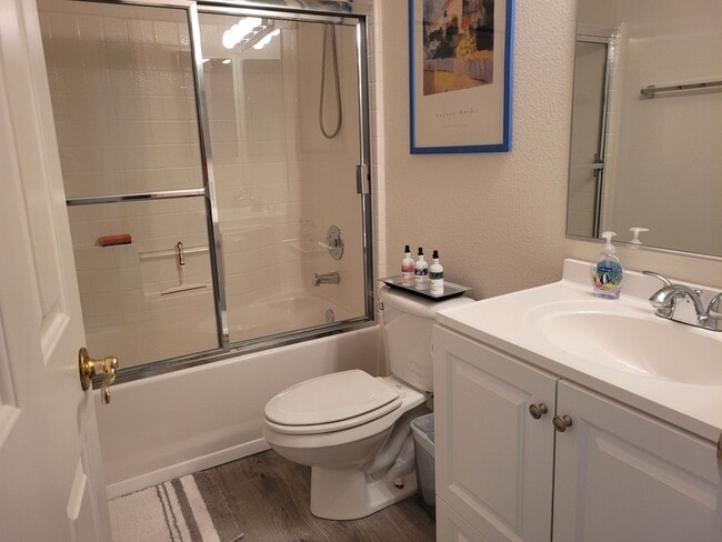 Building Photo - Charming 1-Bedroom Apartment for Short-Ter...