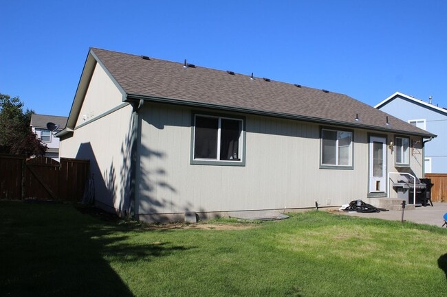 Building Photo - Updated ranch with a finished basement