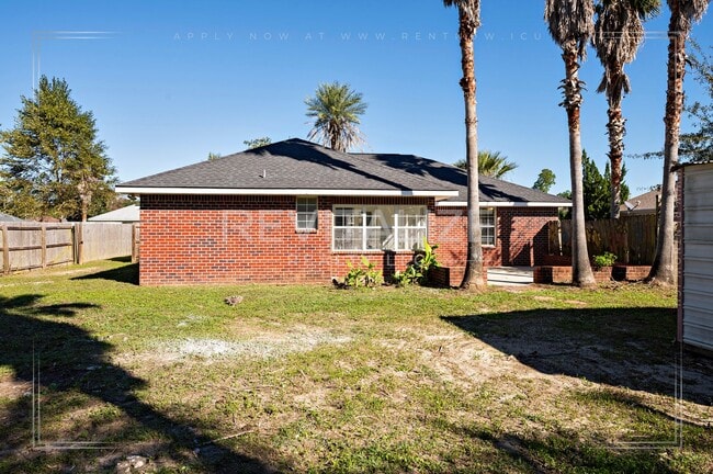 Building Photo - Lovely 3 Bed 2 Bath Brick Home Just Minutes from the Beach!